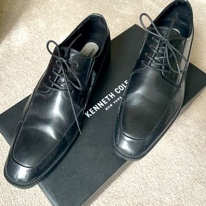 Kenneth Cole lace up black shoe